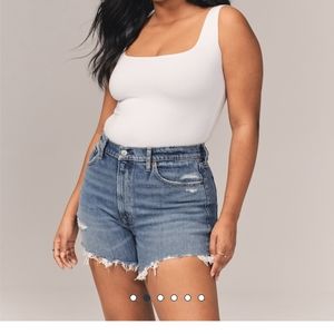 A&F 4" curve love mom shorts